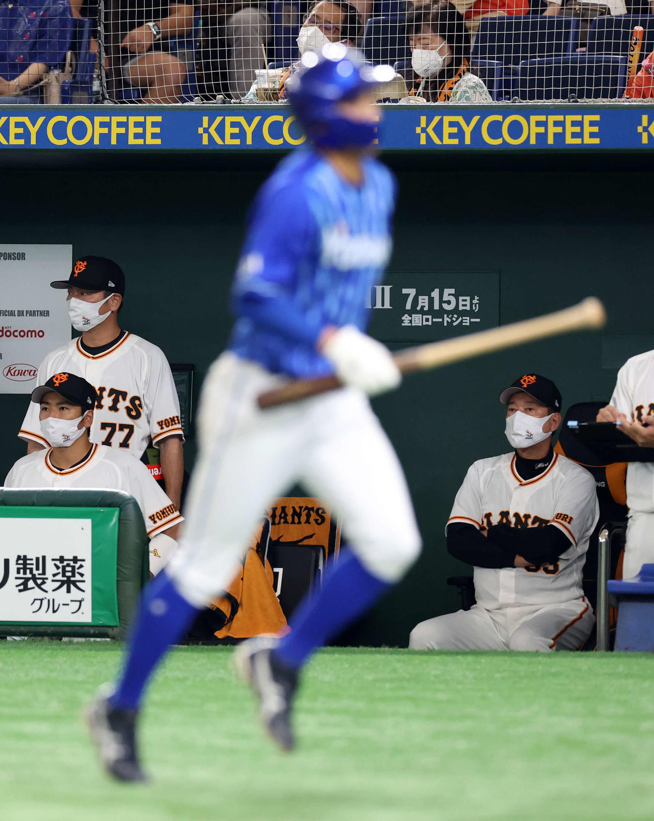 3回表DeNA1死一、三塁、桑原の左先制適時打で生還した森の奥で厳しい表情で腕組みする原監督（右）（撮影・浅見桂子）