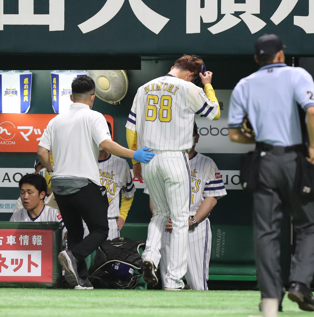 ソフトバンク対日本ハム　1回裏ソフトバンク無死、三森は一前安打を放つも、治療のためベンチに戻る（撮影・屋方直哉）