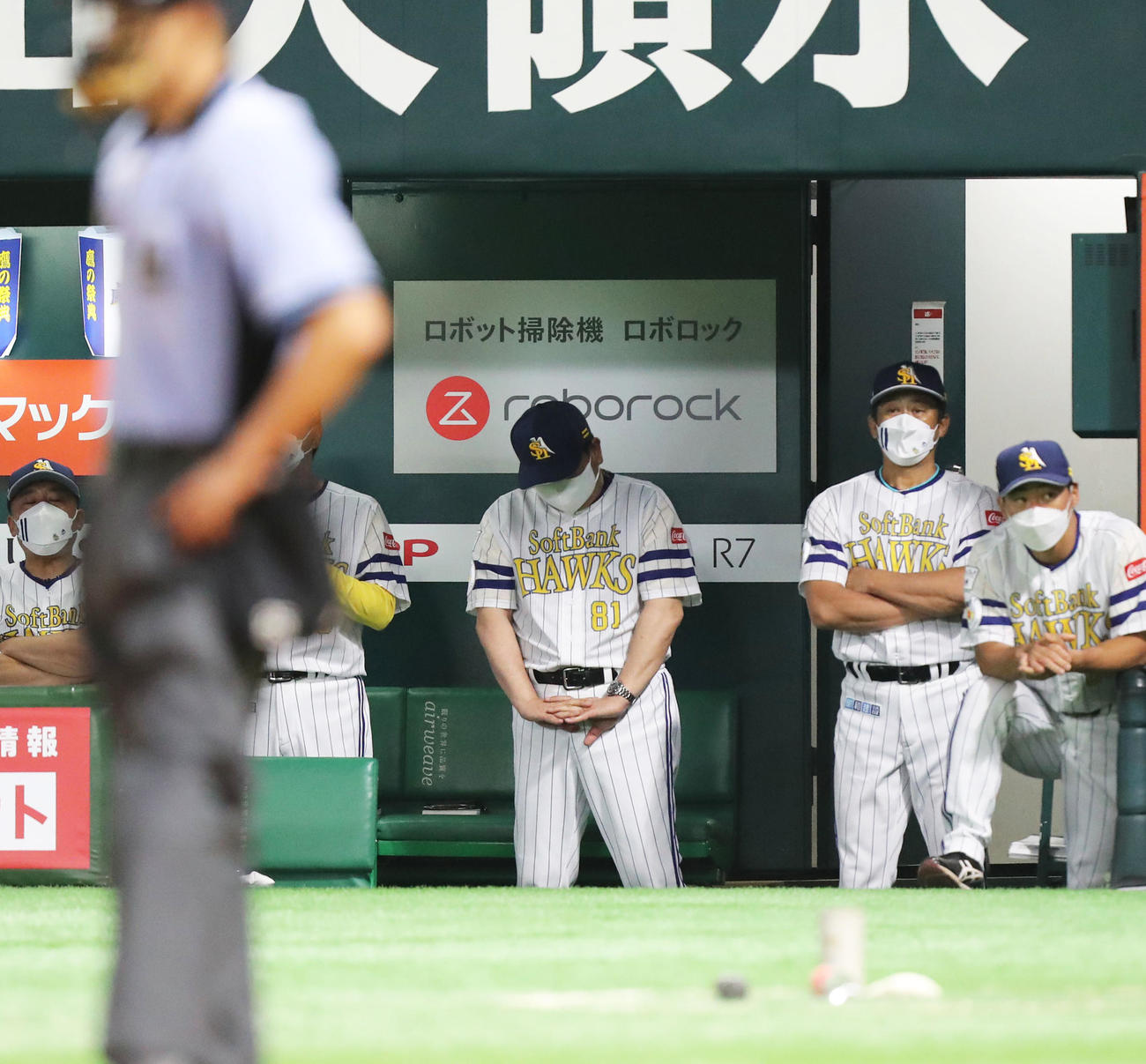 ソフトバンク対日本ハム　9回裏、下を向く藤本監督（撮影・屋方直哉）