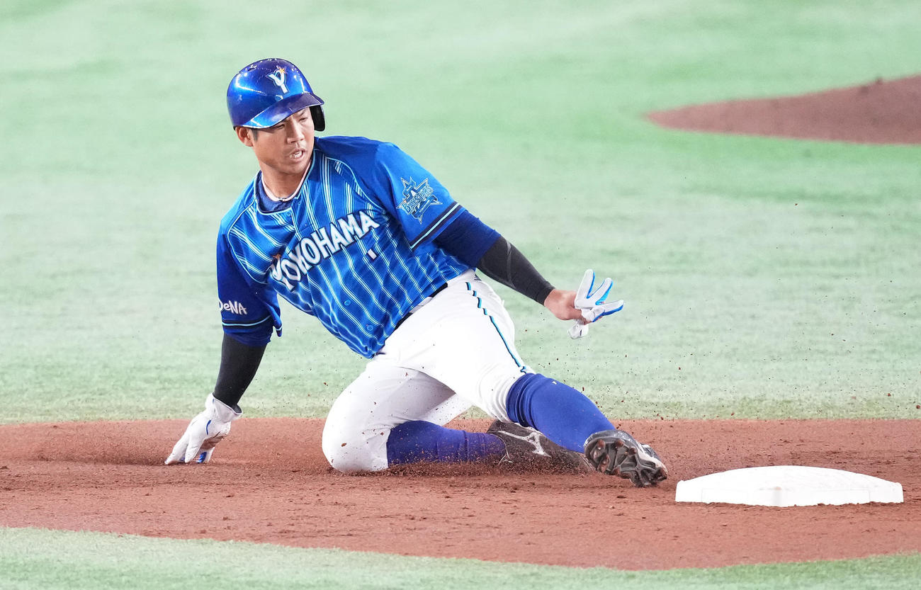 巨人対DeNA 3回表DeNA1死一、三塁、打者佐野の時、二盗する一塁走者桑原（撮影・鈴木みどり）