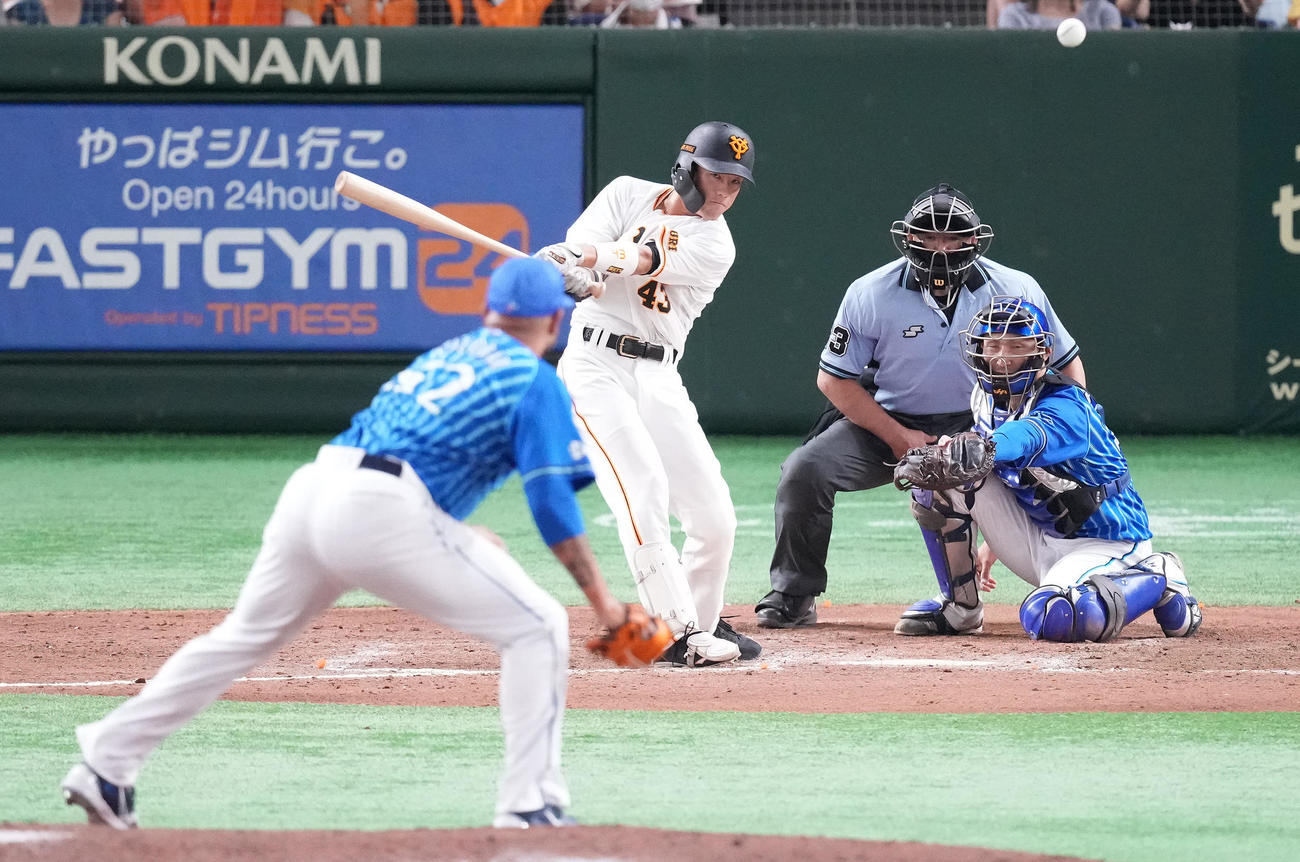 8回裏巨人2死一塁、16球目を左前にはじき返す重信。投手エスコバー（撮影・鈴木みどり）