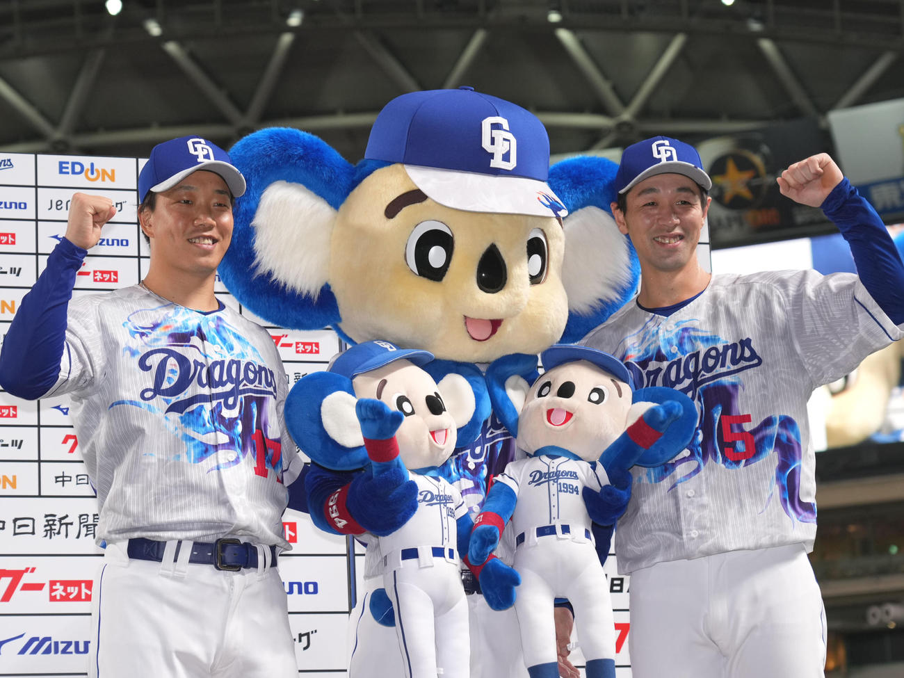 ヒーローインタビューを終えドアラとポーズを決める柳（左）と阿部（撮影・森本幸一）