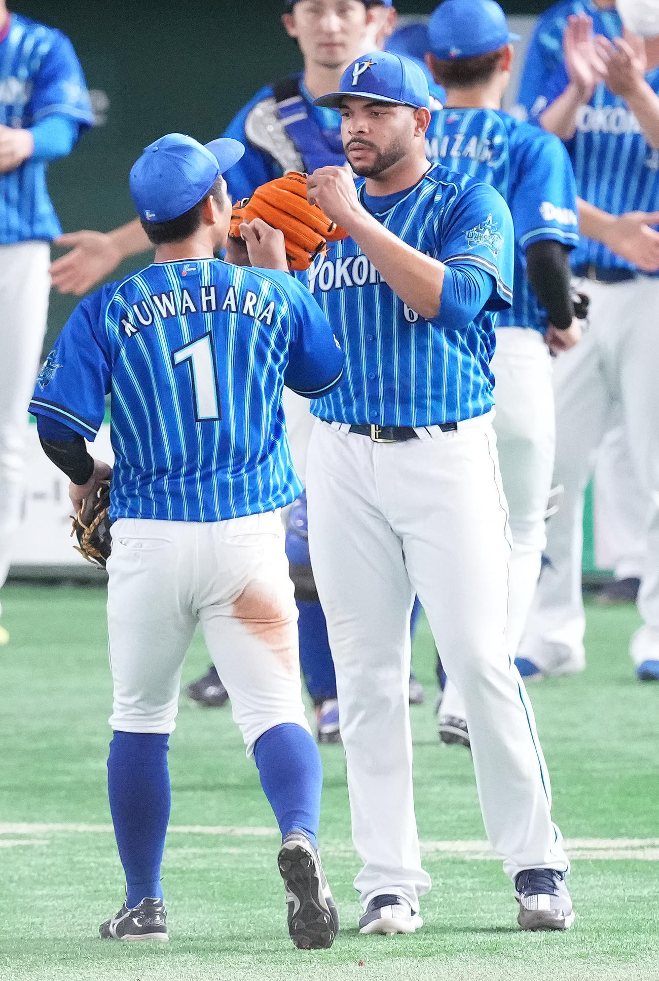 巨人対DeNA 8回裏を無失点に抑え、桑原（左）を迎えるエスコバー（撮影・鈴木みどり）