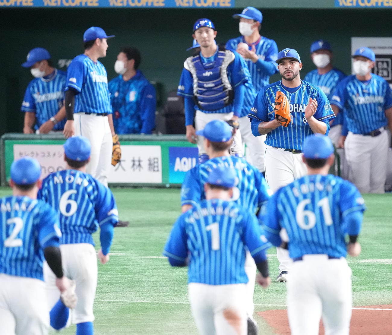 巨人対DeNA 8回裏を無失点に抑え、ナインを迎えるDeNAエスコバー（撮影・鈴木みどり）