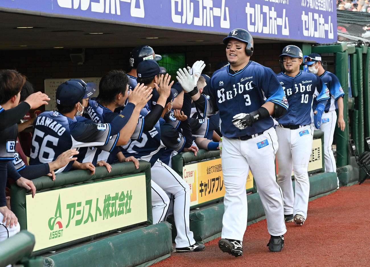 楽天対西武　5回表西武無死二塁、中越え2点本塁打を放った山川（右手前）は生還しチームメートとタッチを交わす（撮影・滝沢徹郎）
