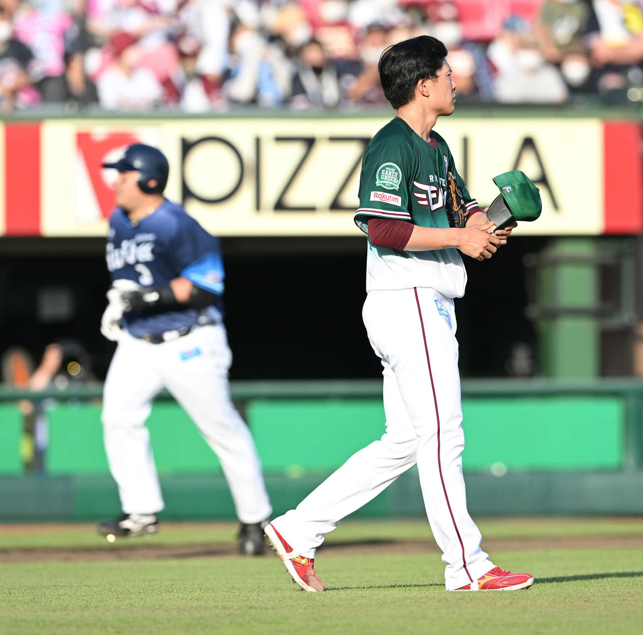 楽天対西武　5回表西武無死二塁、山川（奥）に2点本塁打を浴びる早川（撮影・滝沢徹郎）
