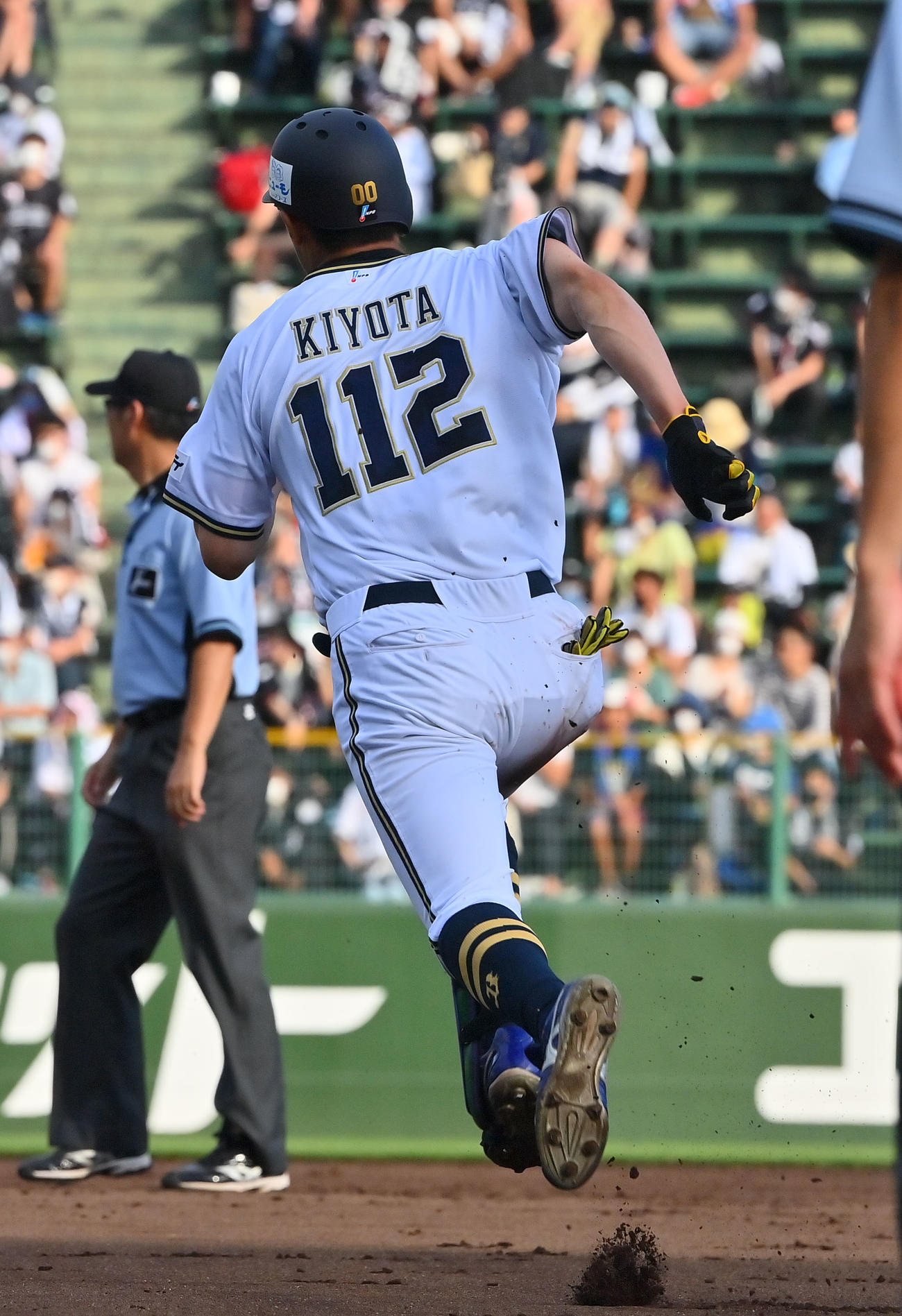 オリックス対ロッテ　5回裏オリックス無死、左翼線に二塁打を放つ石岡（撮影・和賀正仁）