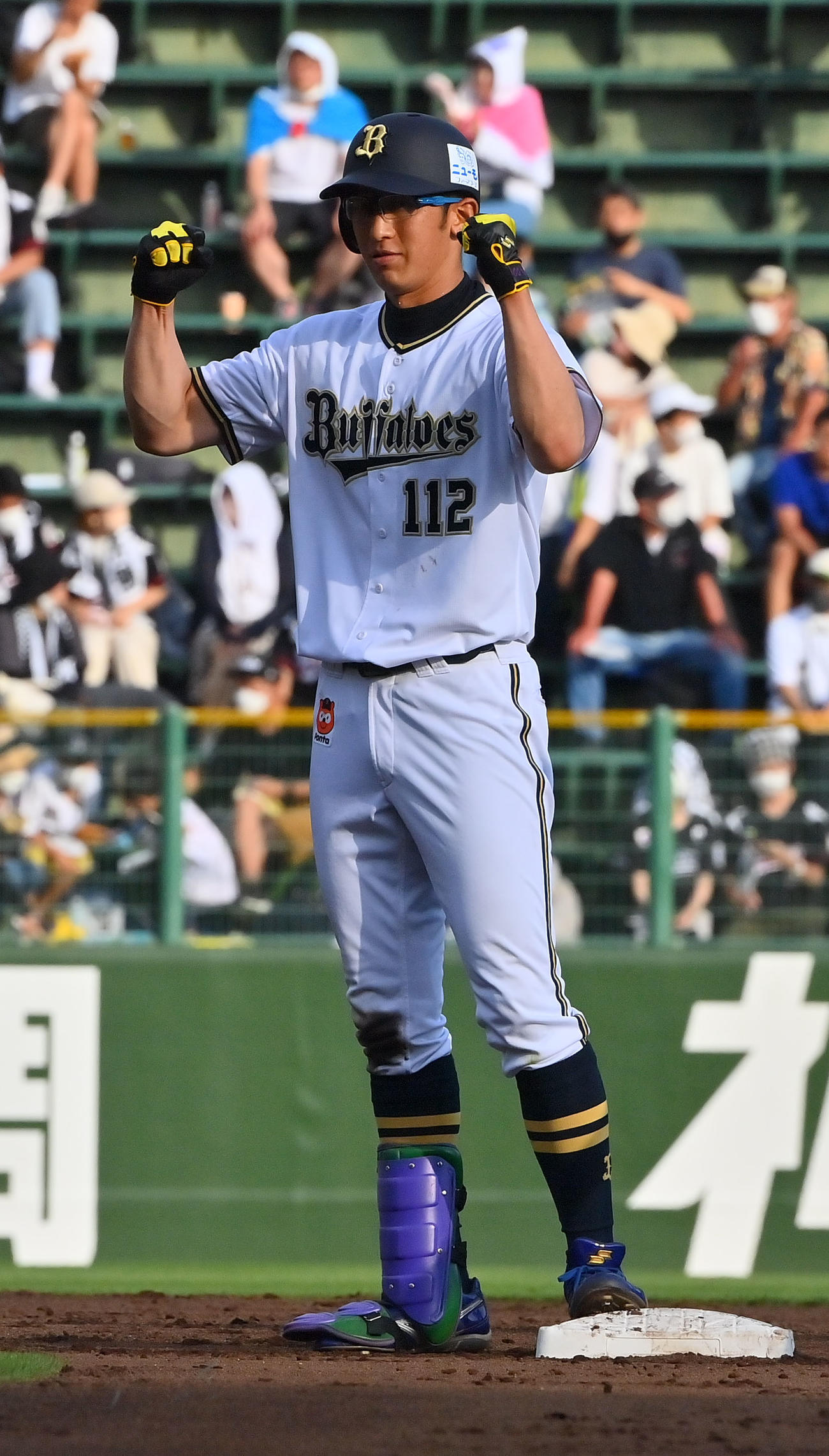 オリックス対ロッテ　5回裏オリックス無死、左翼線に二塁打を放った石岡（撮影・和賀正仁）