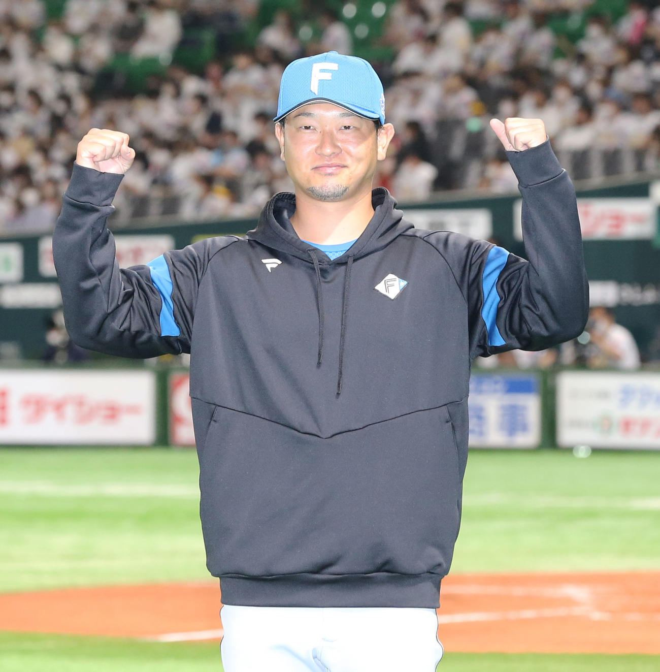 ソフトバンク対日本ハム　ヒーローインタビュー後の記念撮影でガッツポーズをする池田（撮影・屋方直哉）