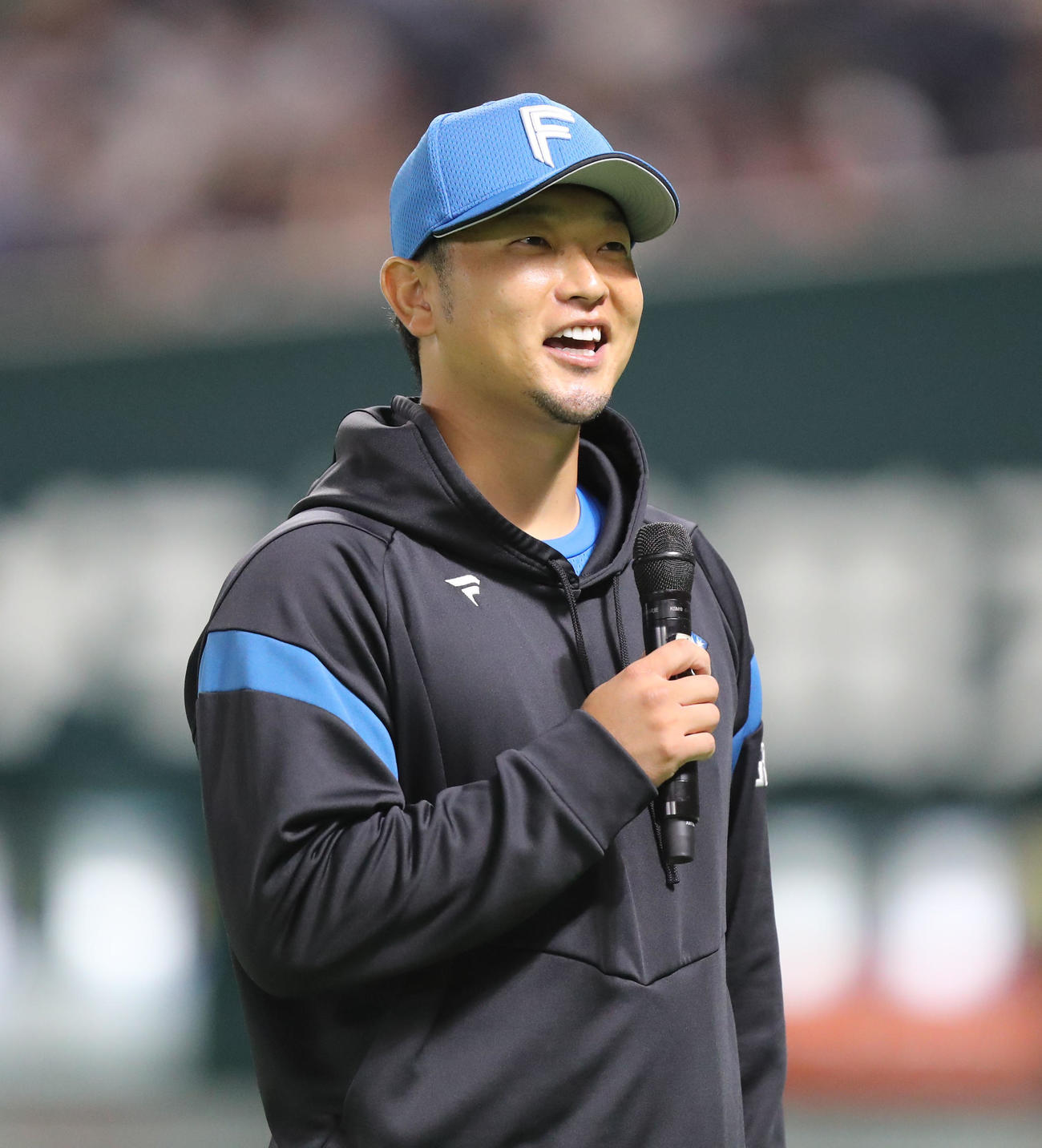 ソフトバンク対日本ハム　ヒーローインタビューで笑顔を見せる池田（撮影・屋方直哉）