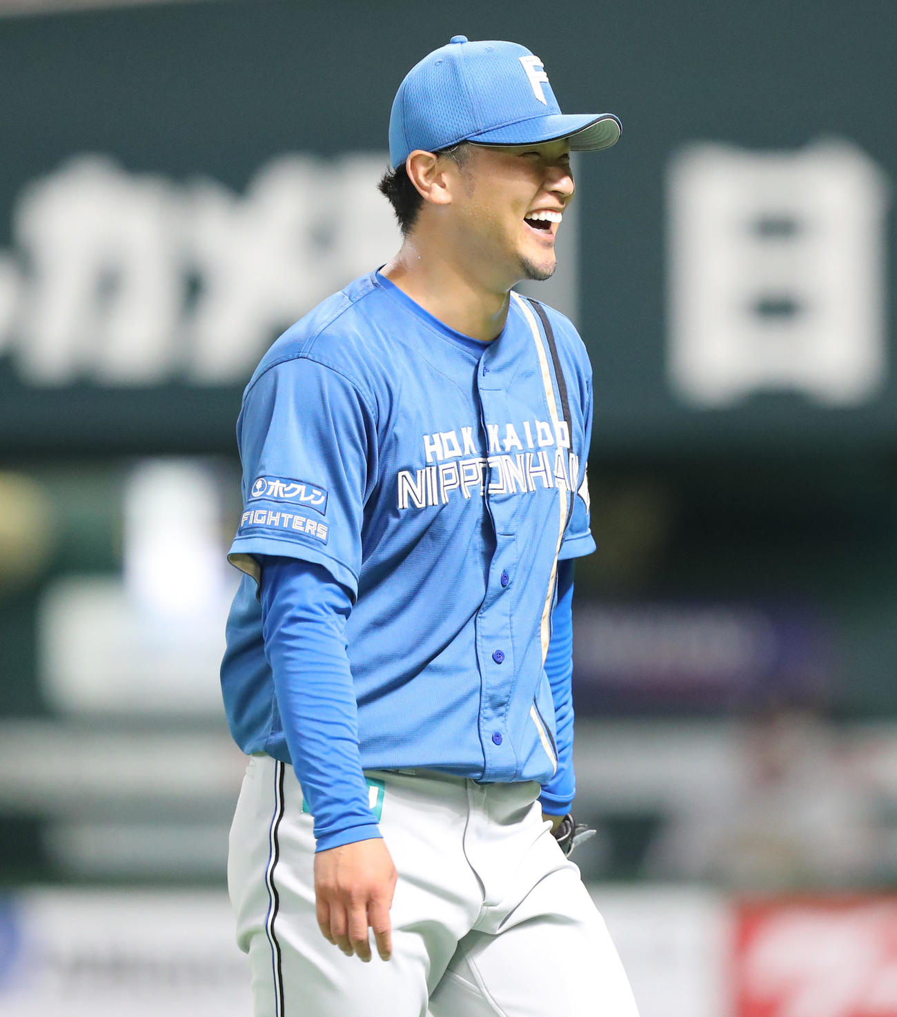 ソフトバンク対日本ハム　4回裏を投げ終わり、笑顔でベンチに戻る池田（撮影・屋方直哉）