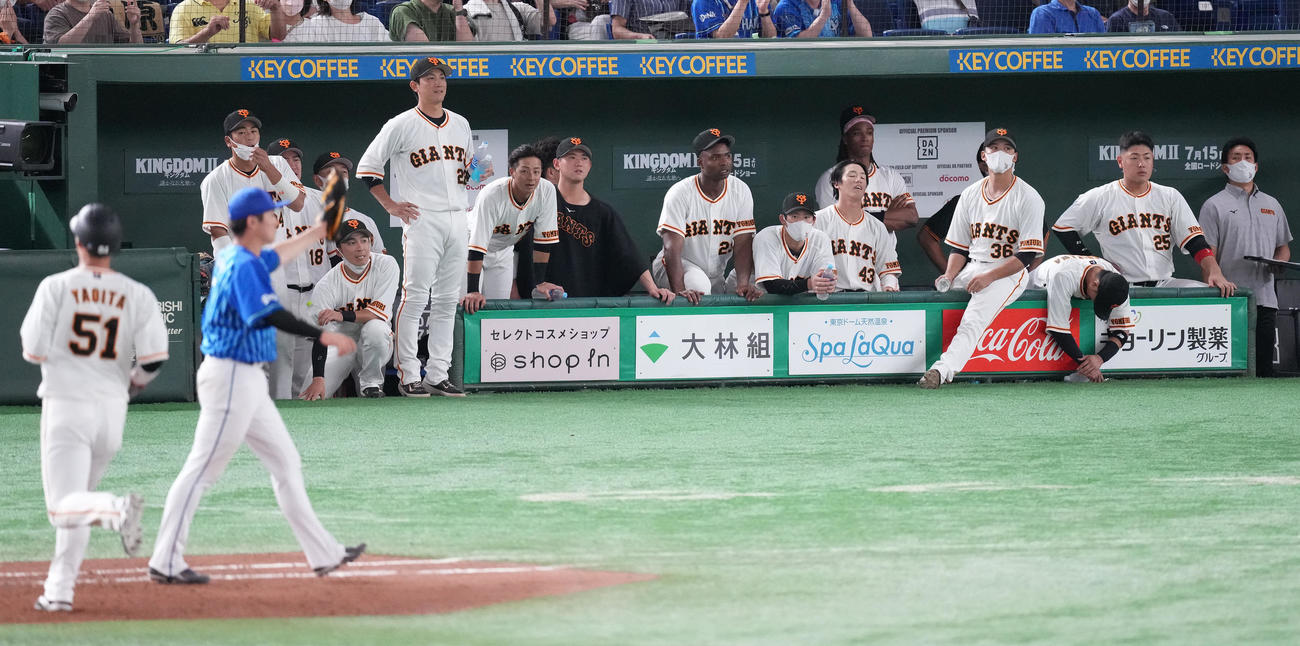 9回裏巨人1死一、三塁、中田が遊直に倒れ、一塁走者八百板も一塁へ戻れず併殺となり、うなだれるベンチ（撮影・鈴木みどり）