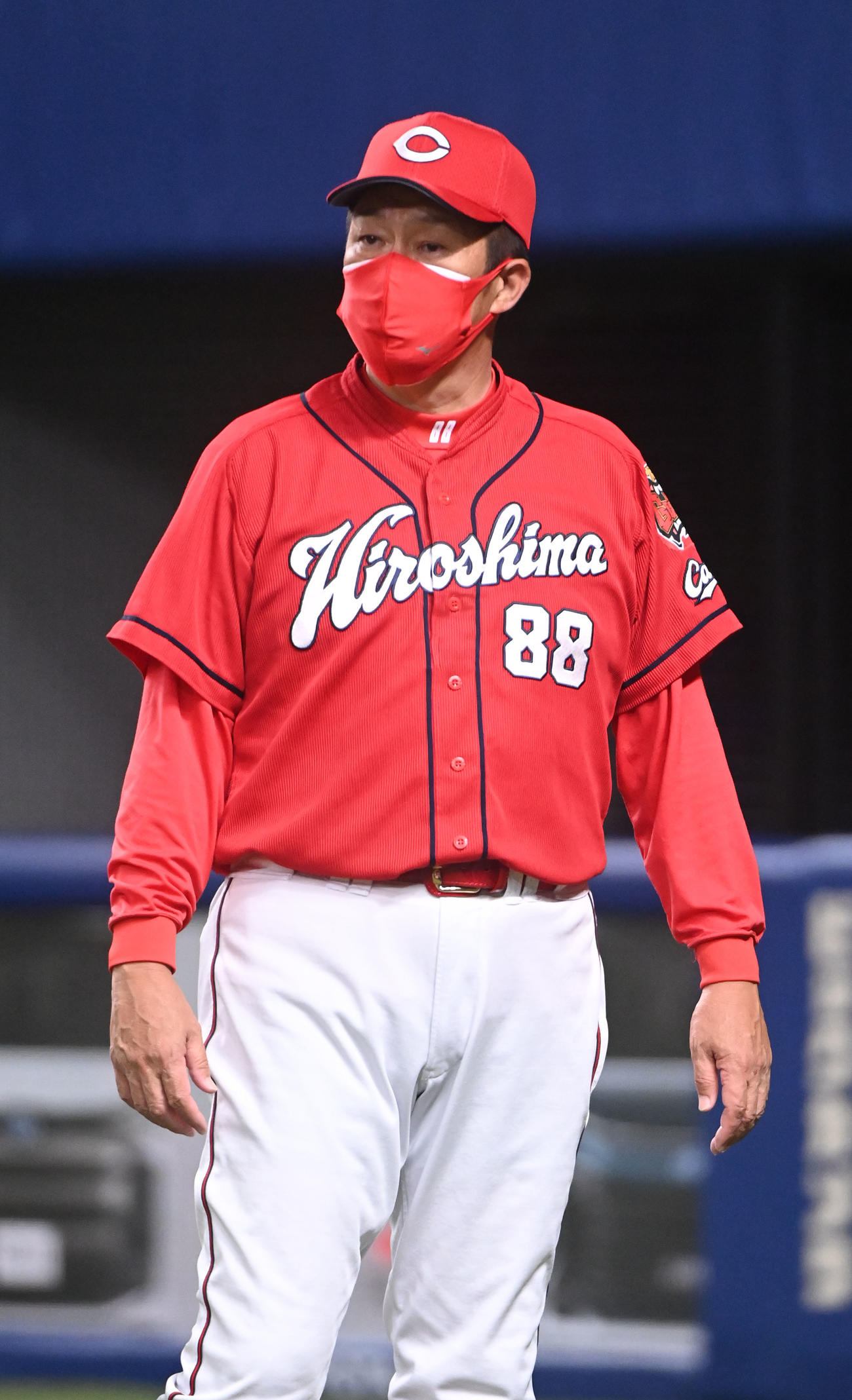 中日対広島　7回表広島攻撃終了、選手交代を告げベンチへ戻る佐々岡監督（撮影・森本幸一）