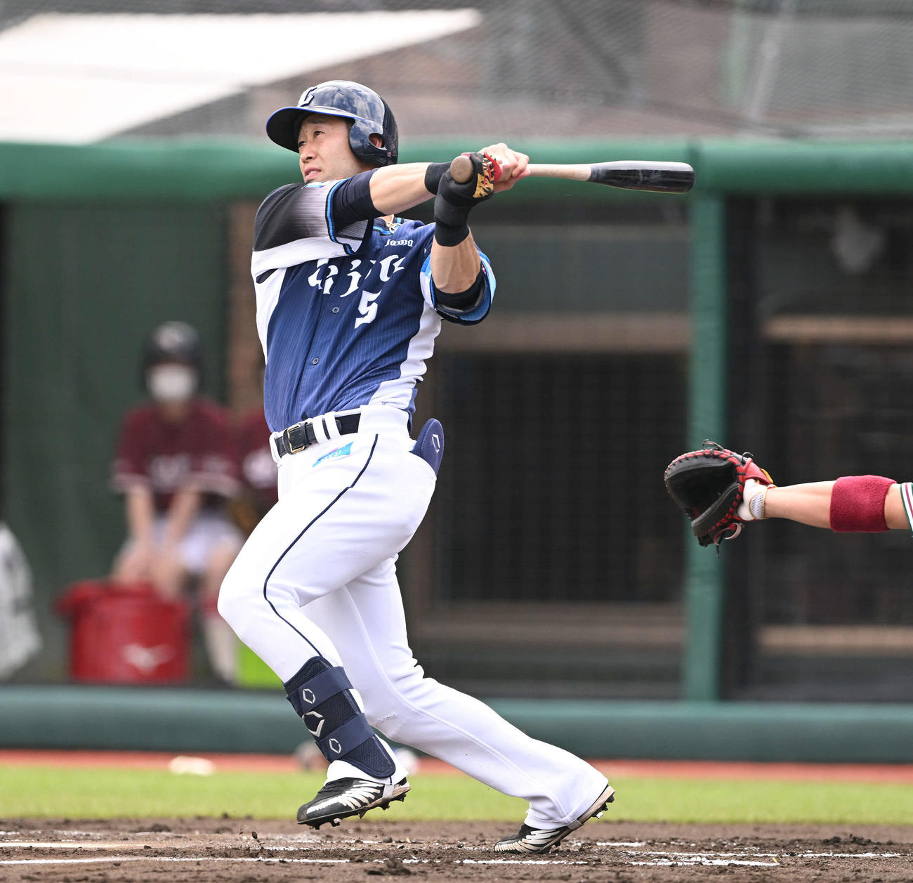 楽天対西武　1回表西武2死二塁、外崎は左越え2点本塁打を放つ（撮影・滝沢徹郎）