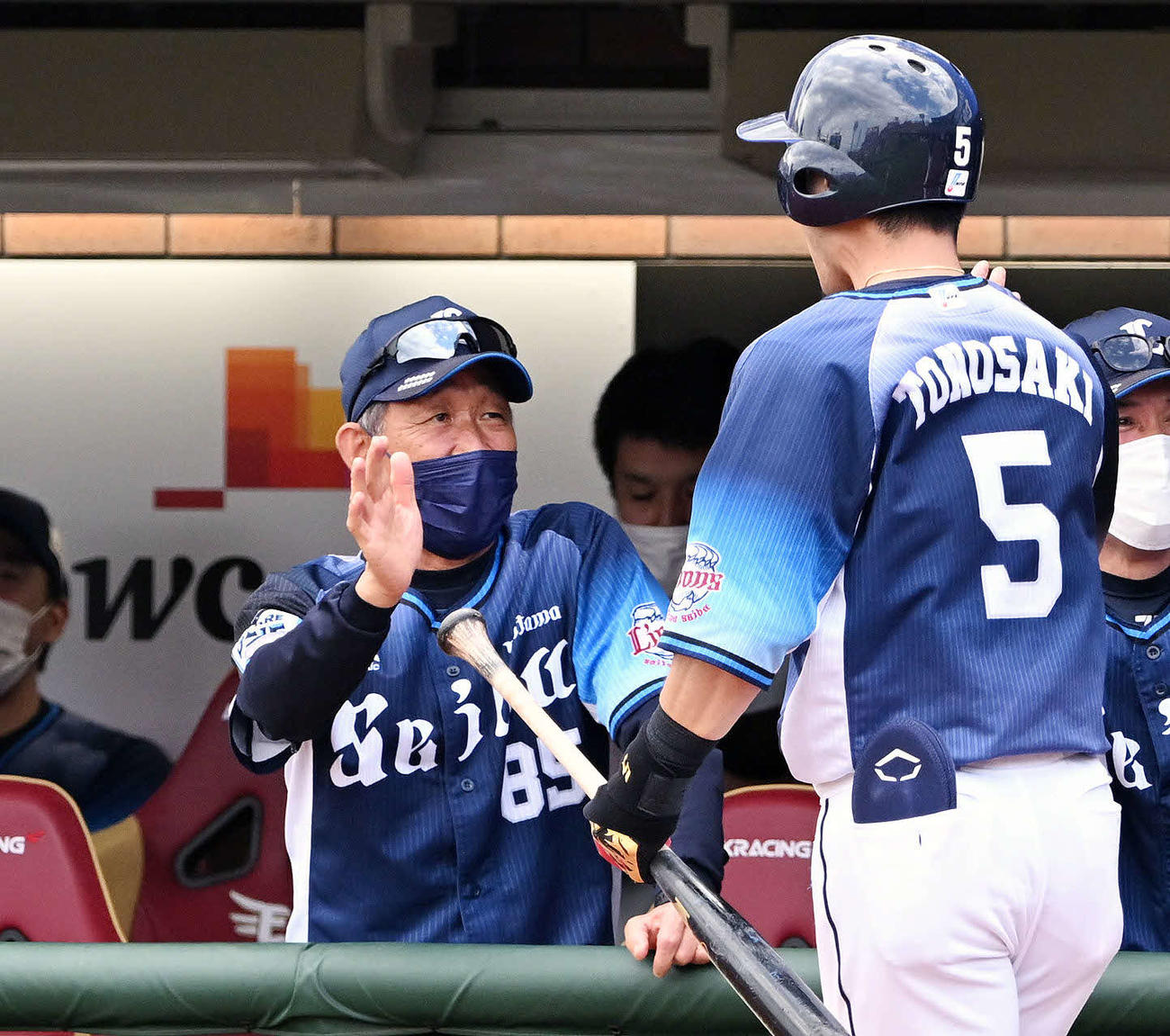 楽天対西武　1回表西武2死二塁、2点本塁打を放った（手前）を迎える辻監督（撮影・滝沢徹郎）