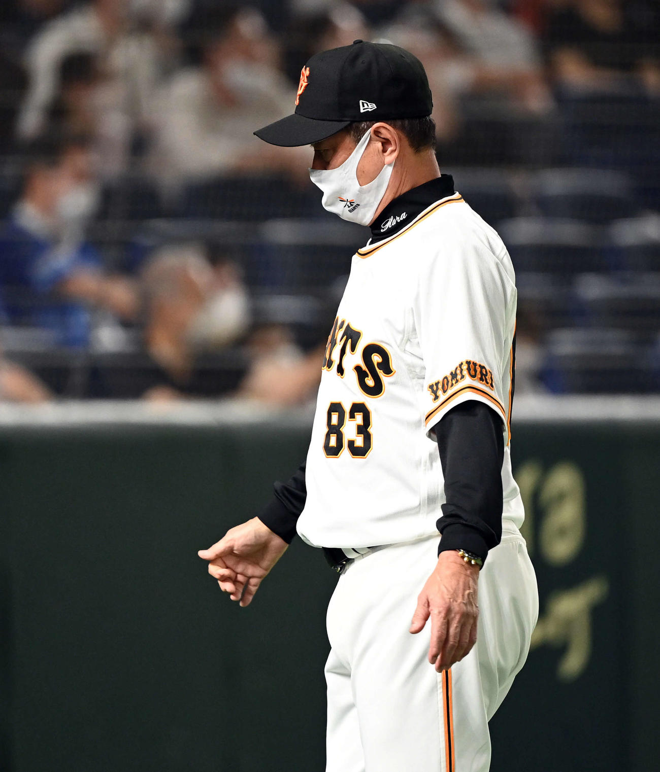 巨人対DeNA 10回表、投手の交代を告げベンチに戻る巨人原辰徳監督（撮影・たえ見朱実）