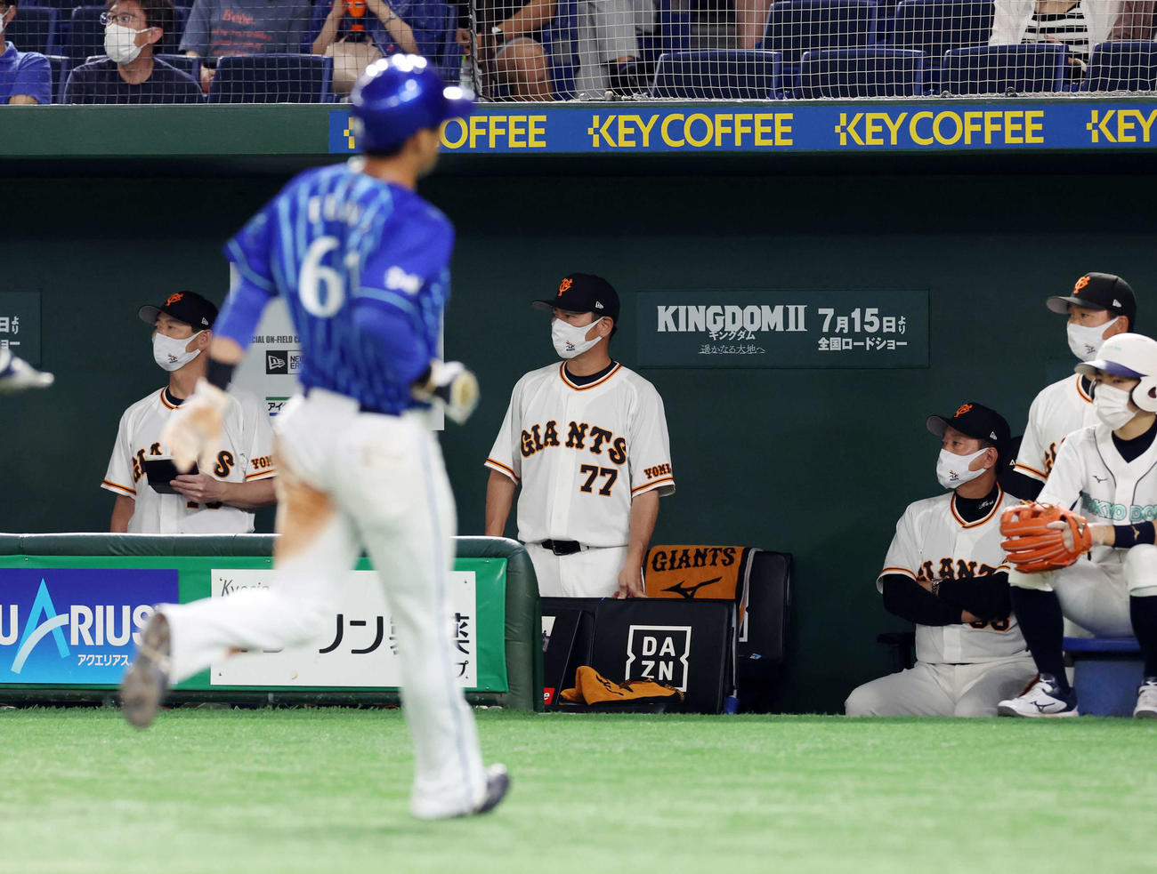 巨人対DeNA 10回表DeNA無死一、三塁、佐野の勝ち越し犠飛で生還した蝦名（手前）の奥で厳しい表情で腕組みする原監督（右奥）（撮影・浅見桂子）