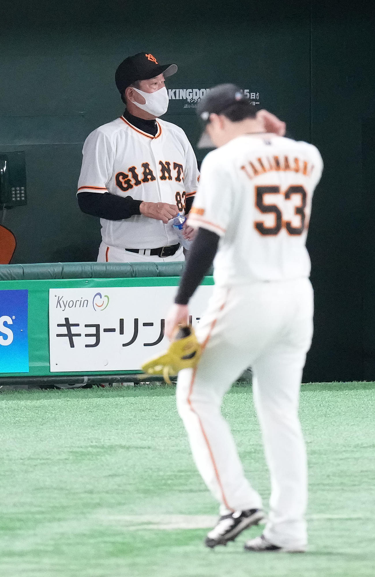 巨人対DeNA 10回表に勝ち越しを許しベンチへ戻る高梨と浮かない表情の巨人原監督（左）（撮影・鈴木みどり）