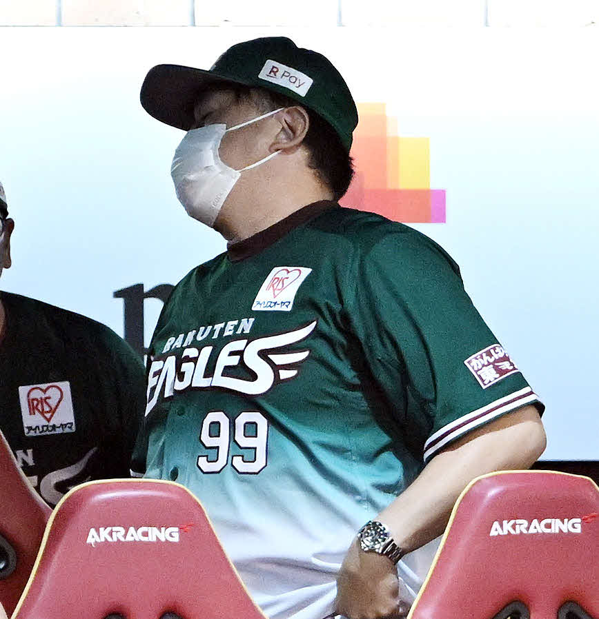 楽天対西武　試合に敗れ悔しげな楽天石井GM兼監督（撮影・滝沢徹郎）