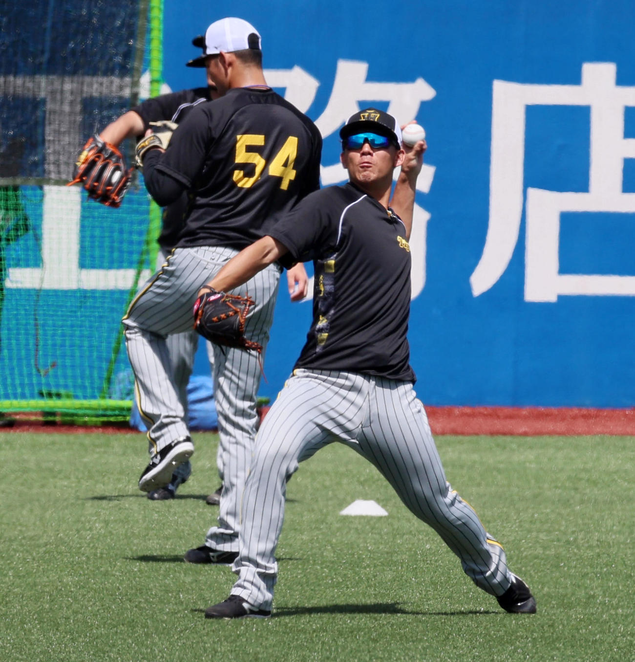 ヤクルト対阪神　練習でキャッチボールする伊藤将（撮影・加藤哉）