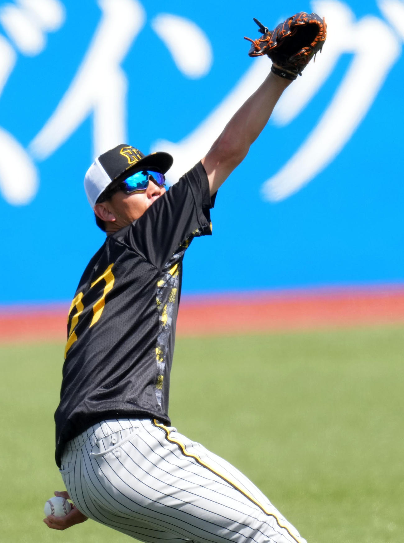 キャッチボールをする阪神伊藤将（撮影・横山健太）