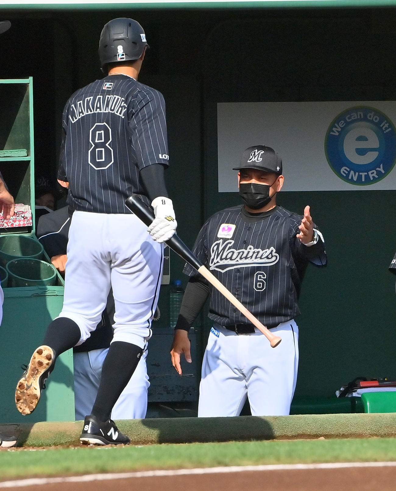 オリックス対ロッテ　1回表ロッテ2死一、二塁、井上の適時打を生還した中村奨を迎える井口監督（撮影・和賀正仁）