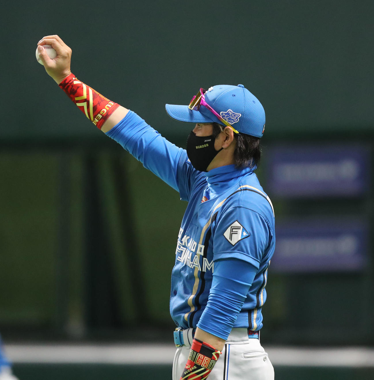 ソフトバンク対日本ハム　7回表日本ハム1死、新庄監督は阪口のプロ初安打のボールを掲げる（撮影・屋方直哉）