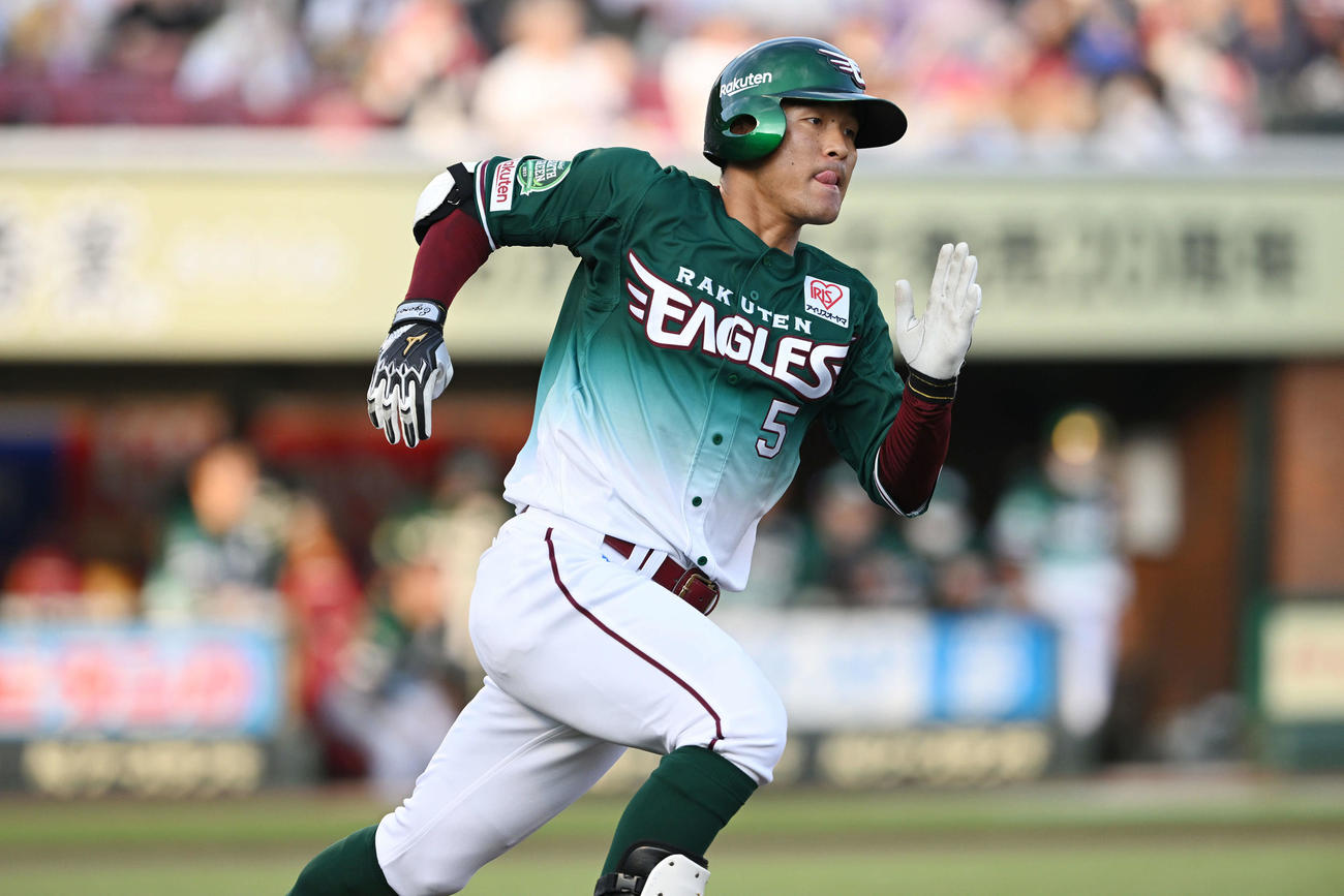 楽天対西武　6回裏楽天2死一塁、茂木は二塁打を放つ（撮影・滝沢徹郎）