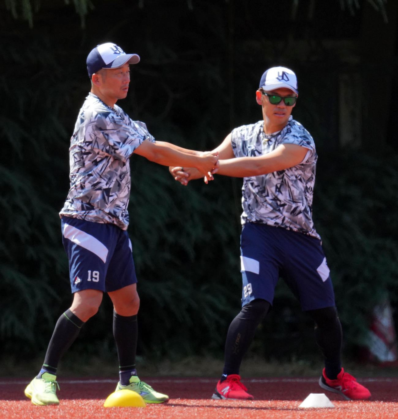 ストレッチをするヤクルト石川（左）と小川（撮影・横山健太）