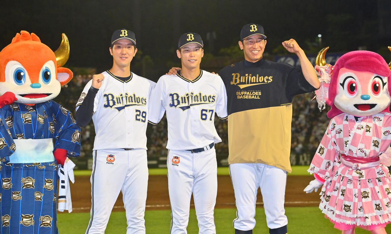 オリックス対ロッテ　ロッテに勝利しガッツポーズする左からオリックス田嶋、中川圭、石岡（撮影・和賀正仁）