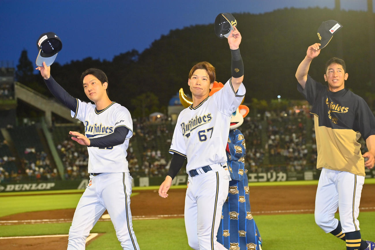 オリックス対ロッテ　ロッテに勝利しファンに手を振る左からオリックス田嶋、中川圭、石岡（撮影・和賀正仁）