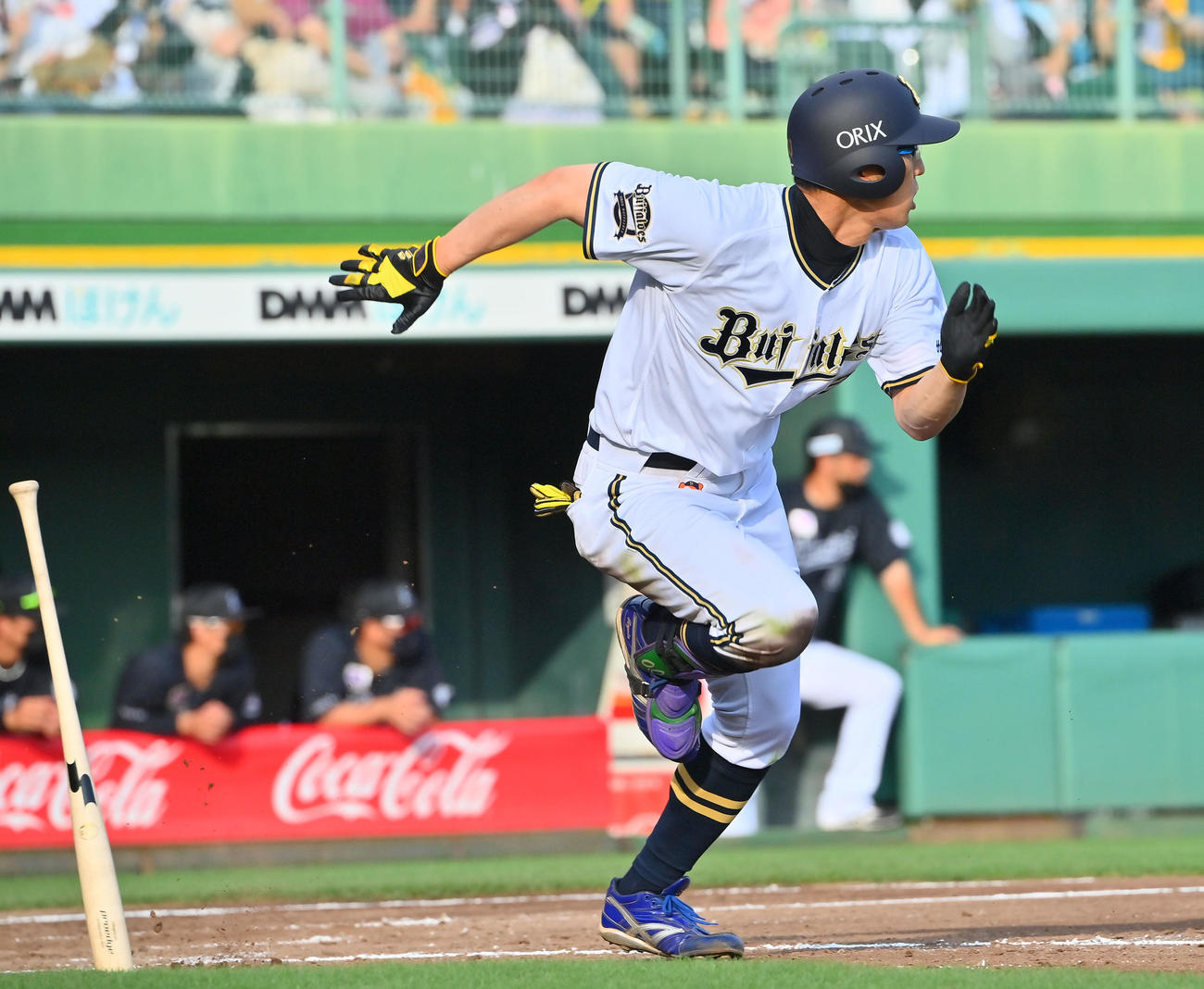オリックス対ロッテ　5回裏オリックス無死、左翼線に二塁打を放つ石岡（撮影・和賀正仁）