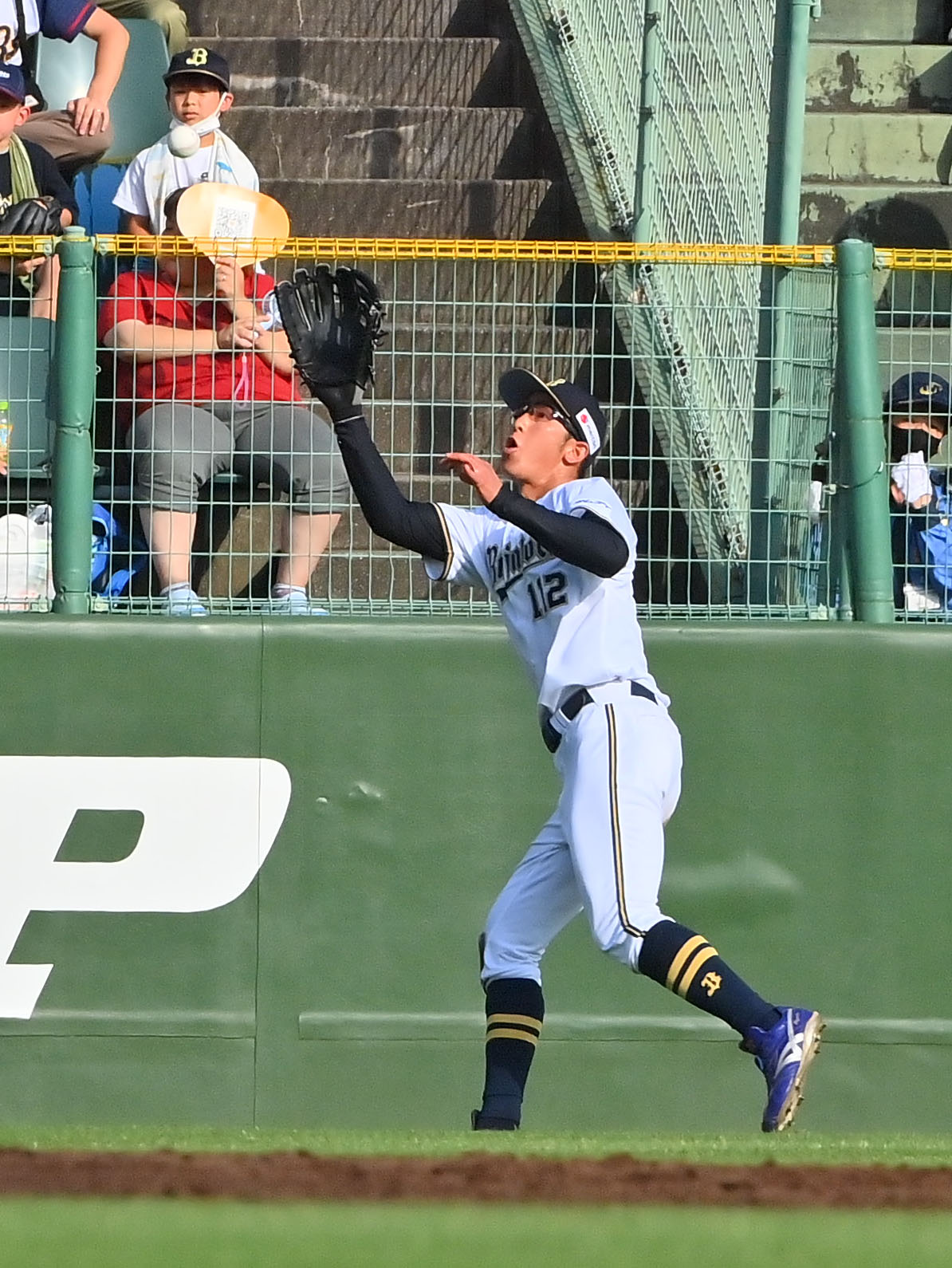 オリックス対ロッテ　3回表ロッテ2死、中村奨の打球を好捕する左翼手石岡（撮影・和賀正仁）