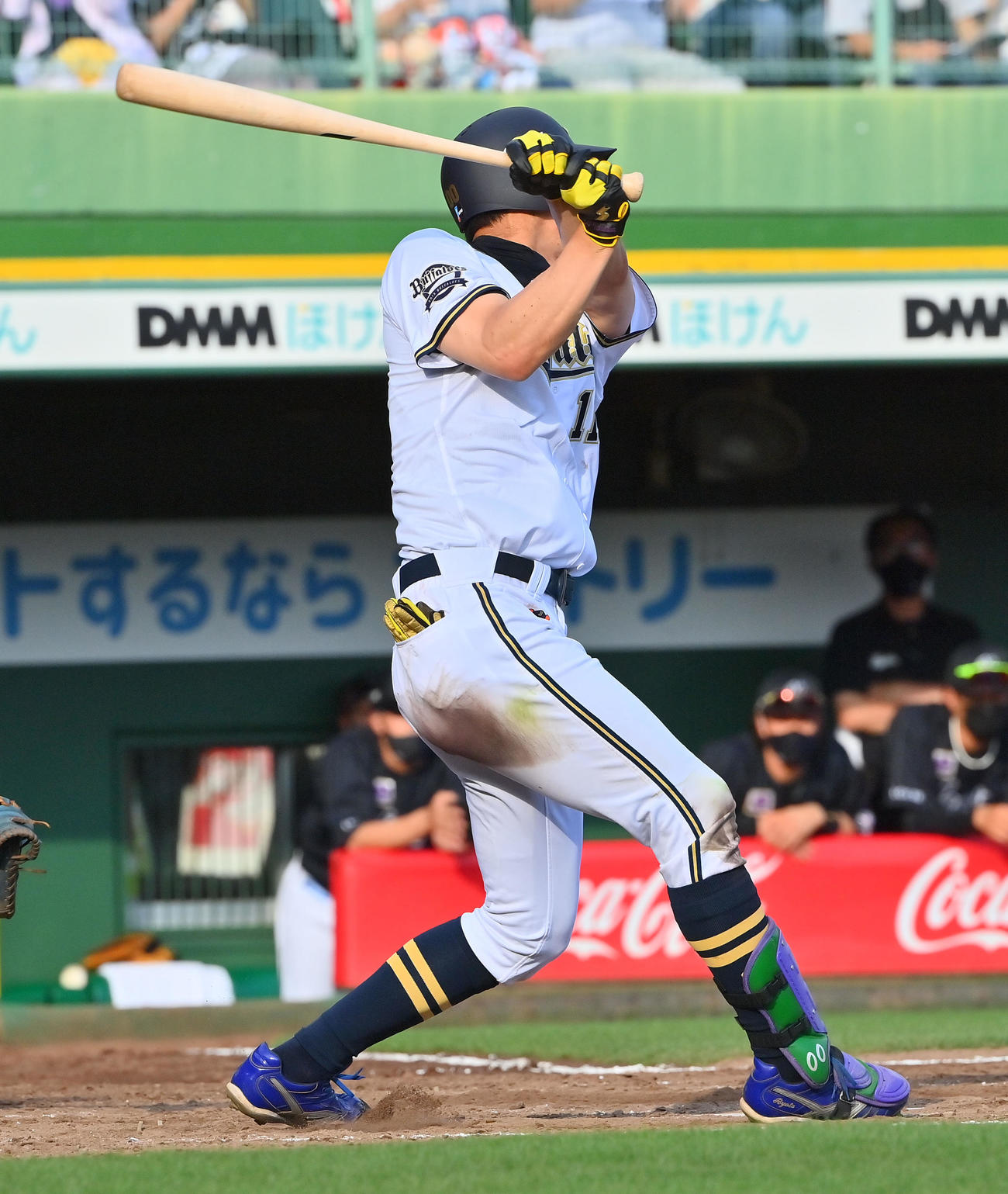 オリックス対ロッテ　5回裏オリックス無死、左翼線に二塁打を放つ石岡（撮影・和賀正仁）