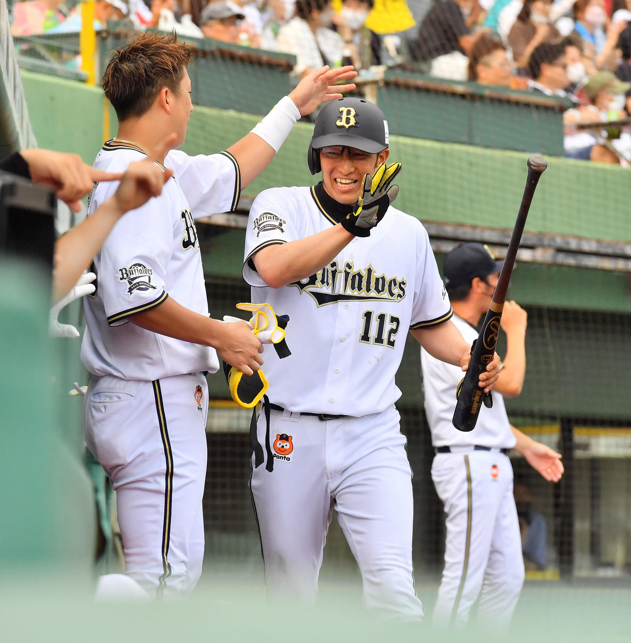 オリックス対ロッテ　5回裏オリックス無死二塁、宗の適時二塁打で生還した石岡は笑顔でナインとタッチする（撮影・和賀正仁）
