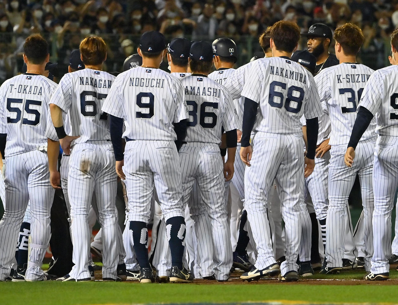 オリックス対ロッテ　8回裏オリックス2死二、三塁、紅林への頭部死球により退場となったロッテのゲレーロ（右奥）（2022年7月9日撮影）