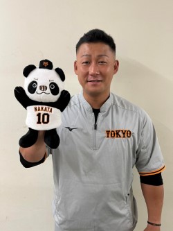 パンダをモチーフにした巨人中田（右）とハンドパペット「パンダ　ショウショウ」（球団提供）