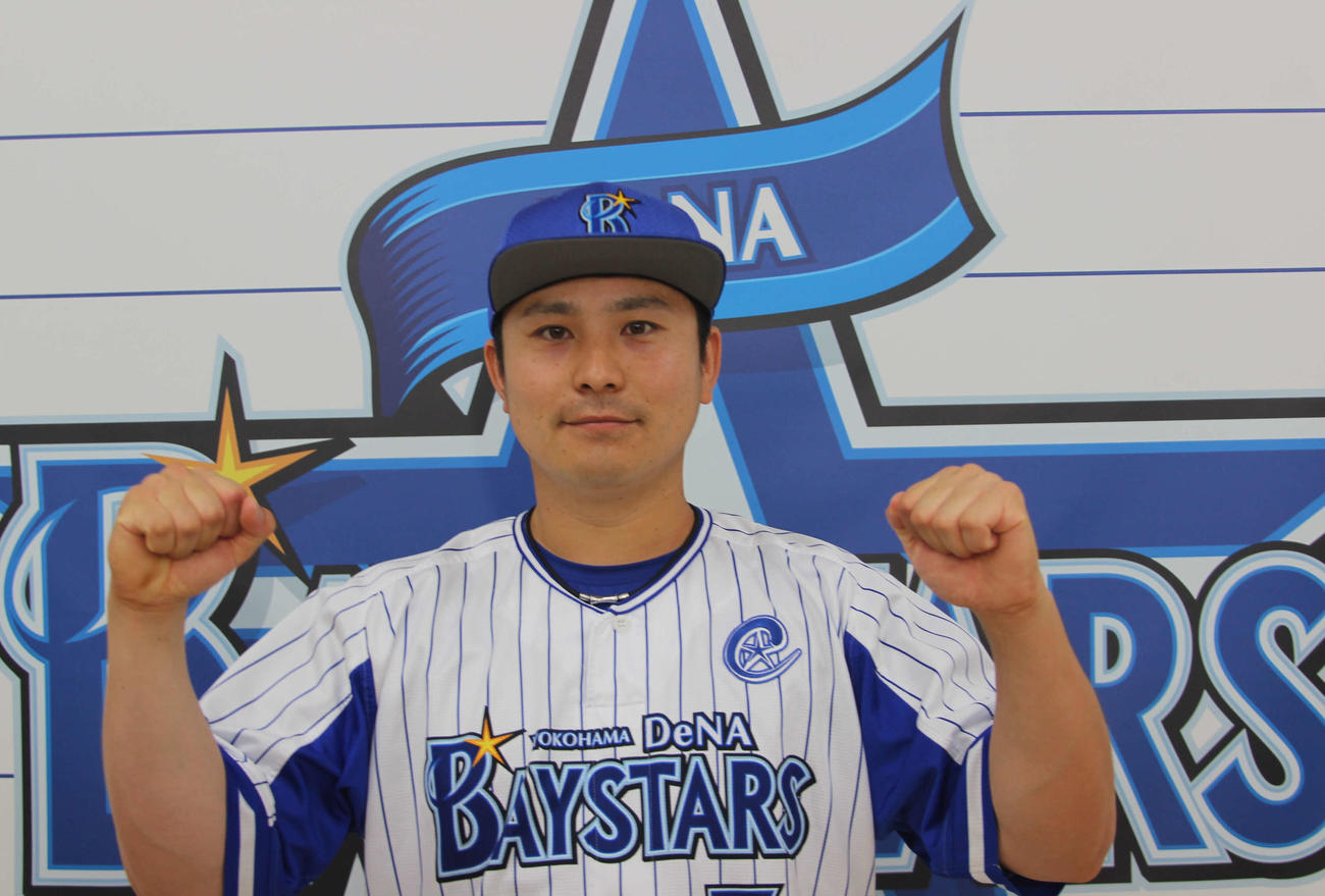 外野手部門の選手間投票でオールスターに選出され、ガッツポーズを決めるDeNA佐野（球団提供）