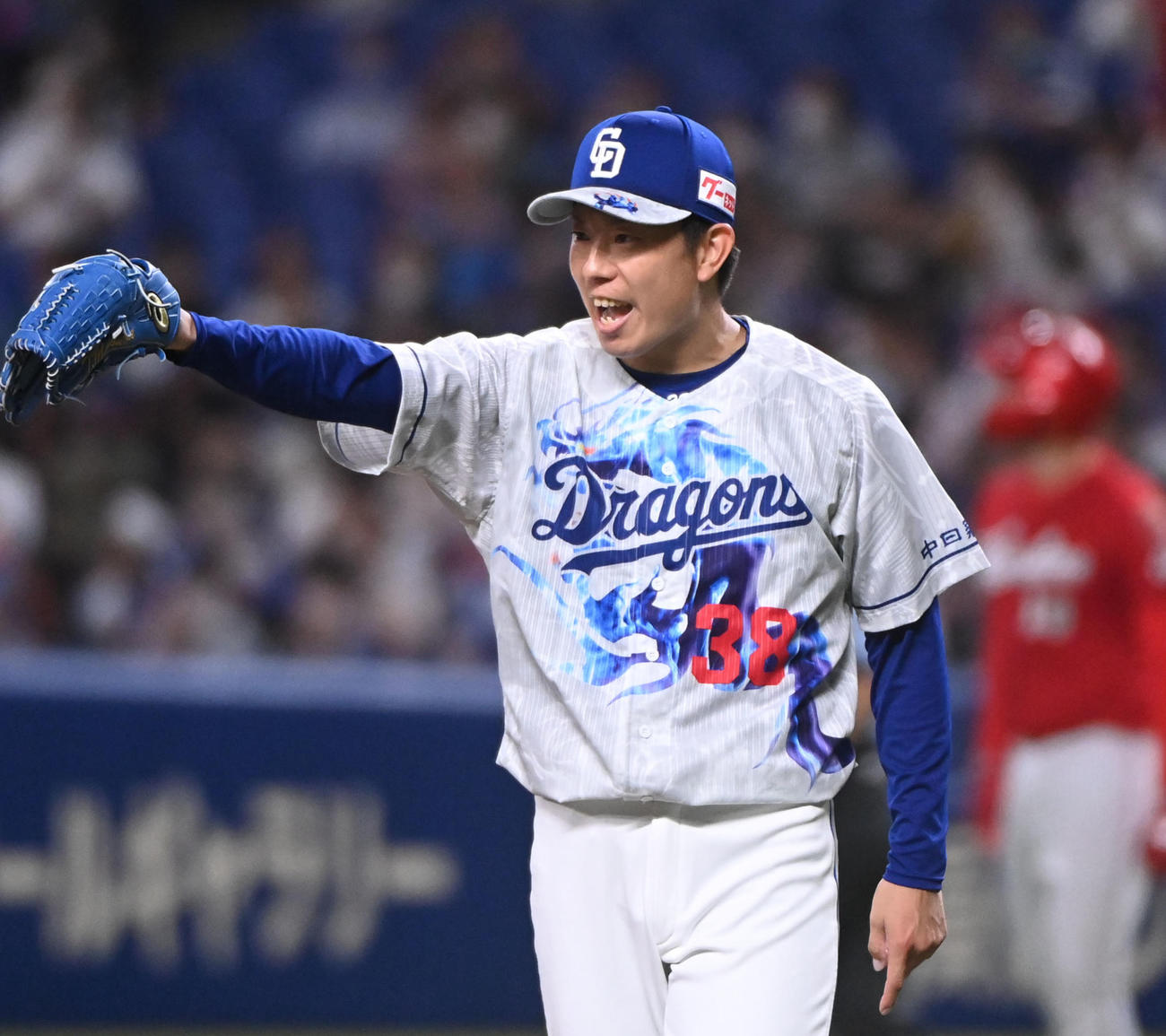 6回表広島無死一塁、マクブルームを併殺打に仕留め野手に声をかける松葉（2022年7月8日撮影）