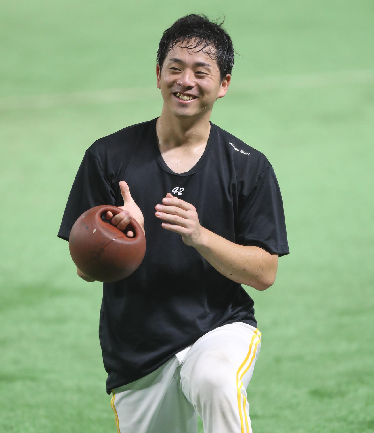 練習中に笑顔を見せる大関（撮影・屋方直哉）