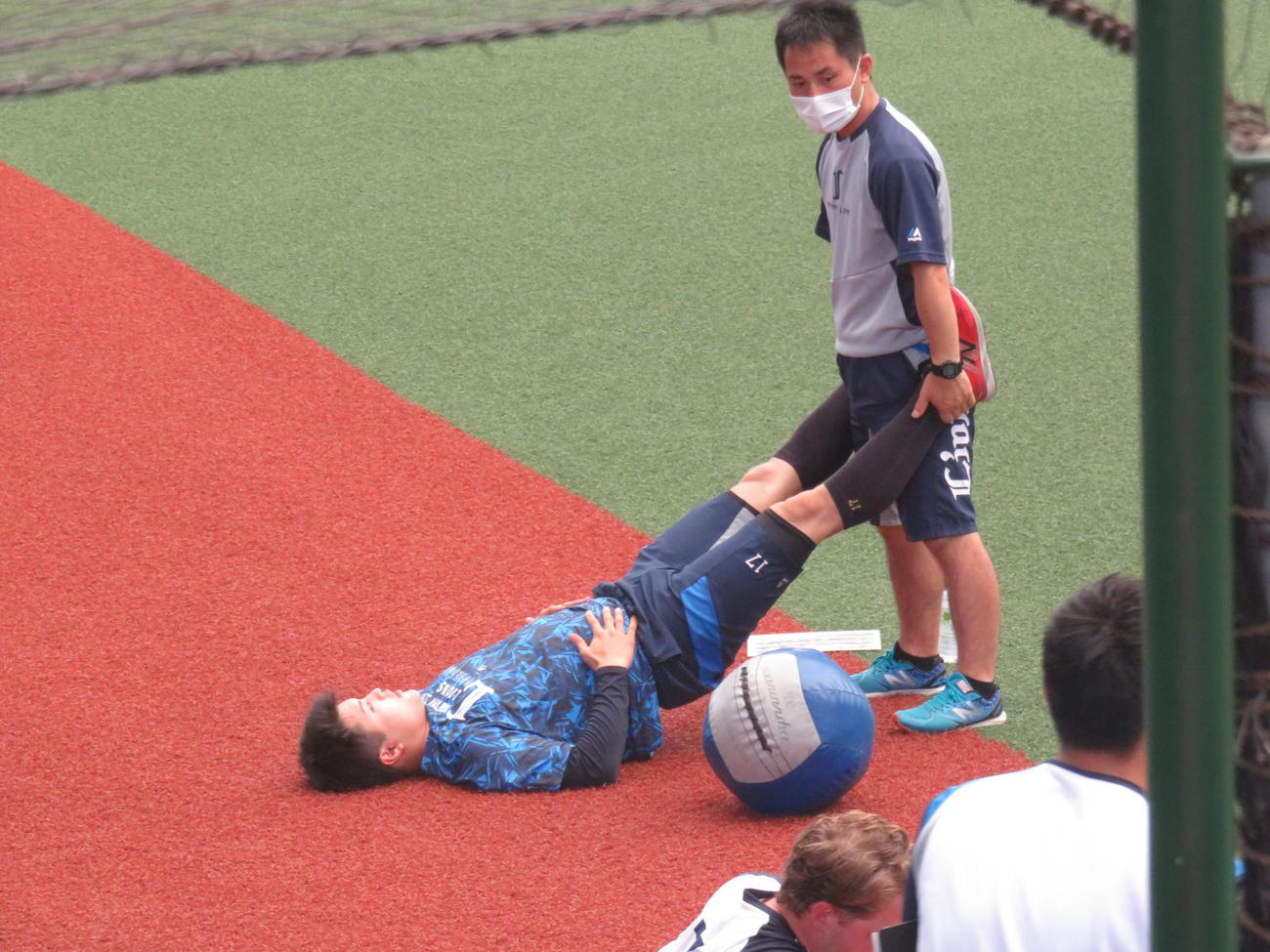 先発する12日のロッテ戦に向けて調整する西武松本