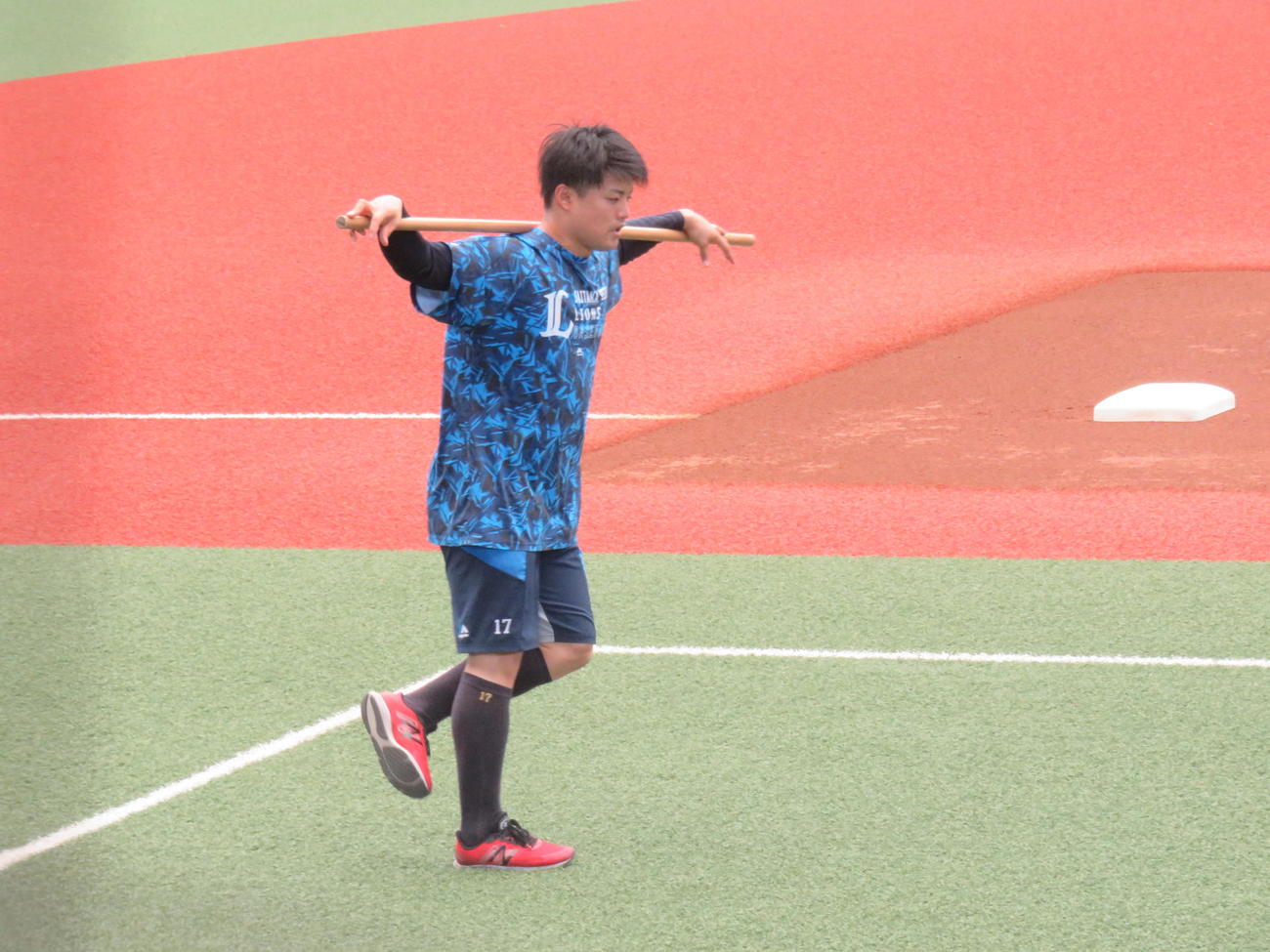 先発する12日のロッテ戦に向けて調整する西武松本