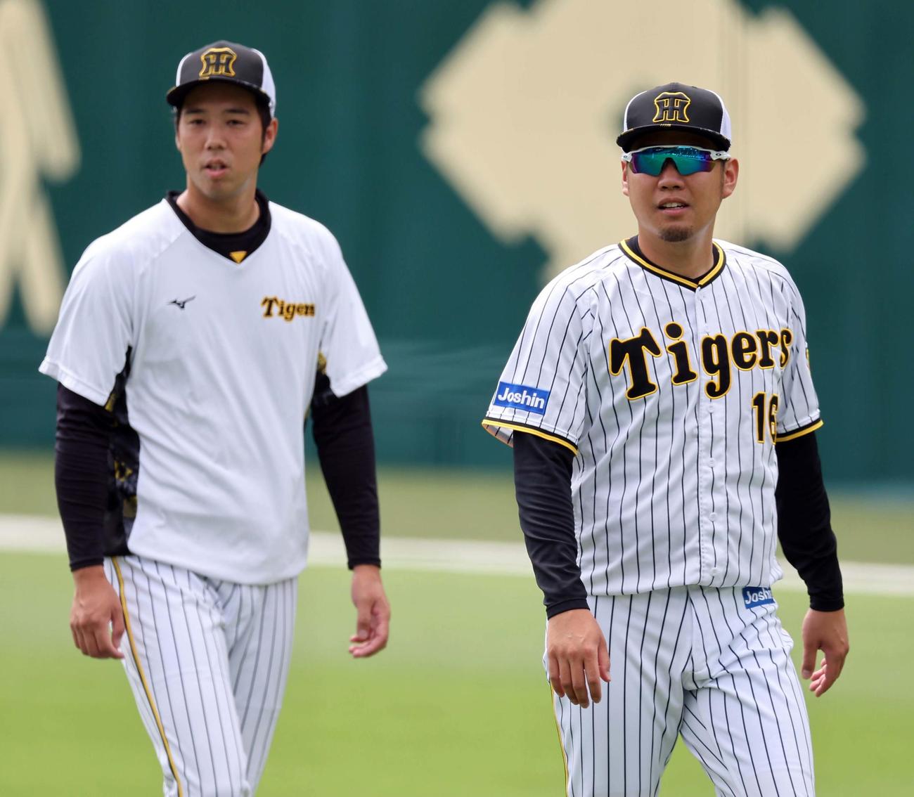 阪神西勇輝（右）と話す青柳晃洋（撮影・上田博志）