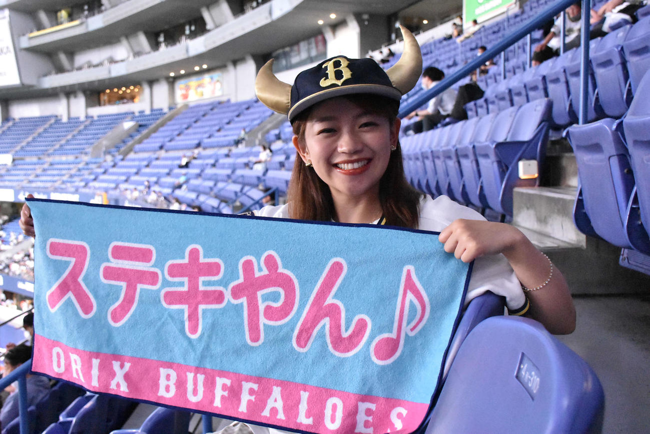 「ステキやん」タオルを持つ元ラストアイドルの岡村茉奈（本人提供）