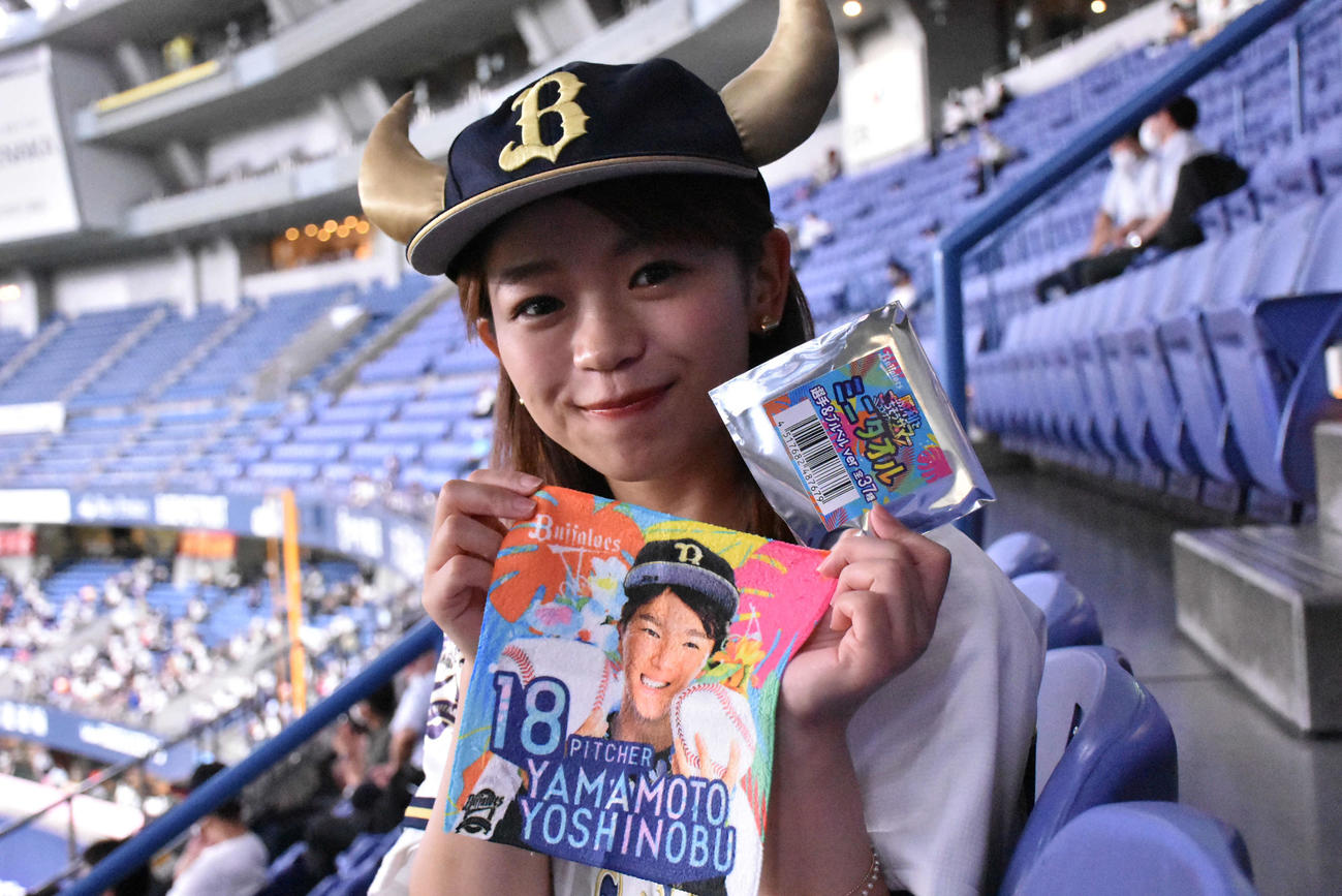 山本由伸タオルを持つ元ラストアイドルの岡村茉奈（本人提供）