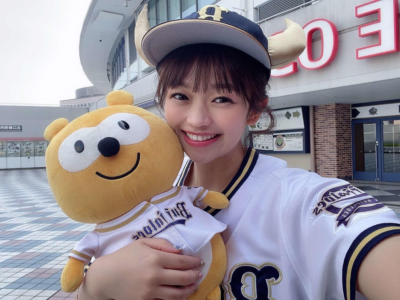 バファローズ☆ポンタを持つ元ラストアイドルの岡村茉奈（本人提供）