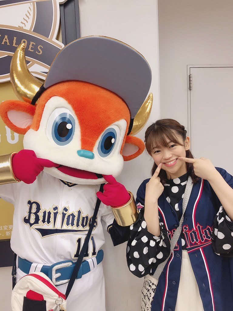 バファローブルと写真に納まる元ラストアイドルの岡村茉奈（本人提供）