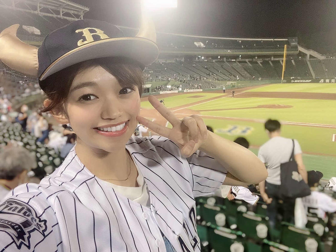 ナイターを観戦する元ラストアイドルの岡村茉奈（本人提供）