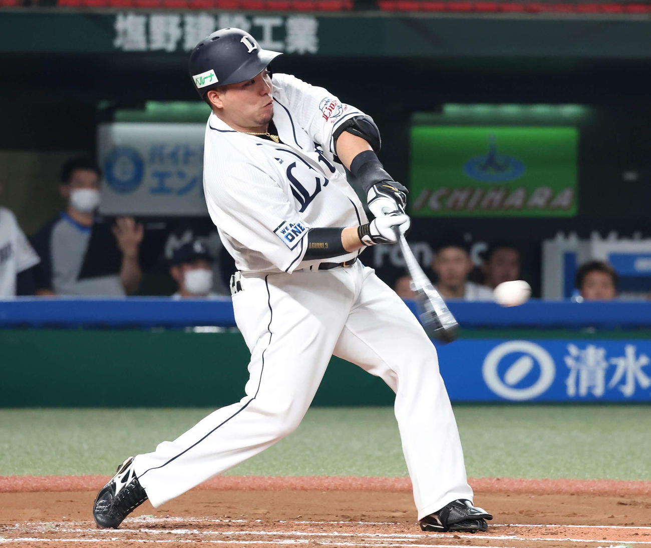 ベルーナドームで本塁打を放つ山川穂高（2022年6月17日撮影）