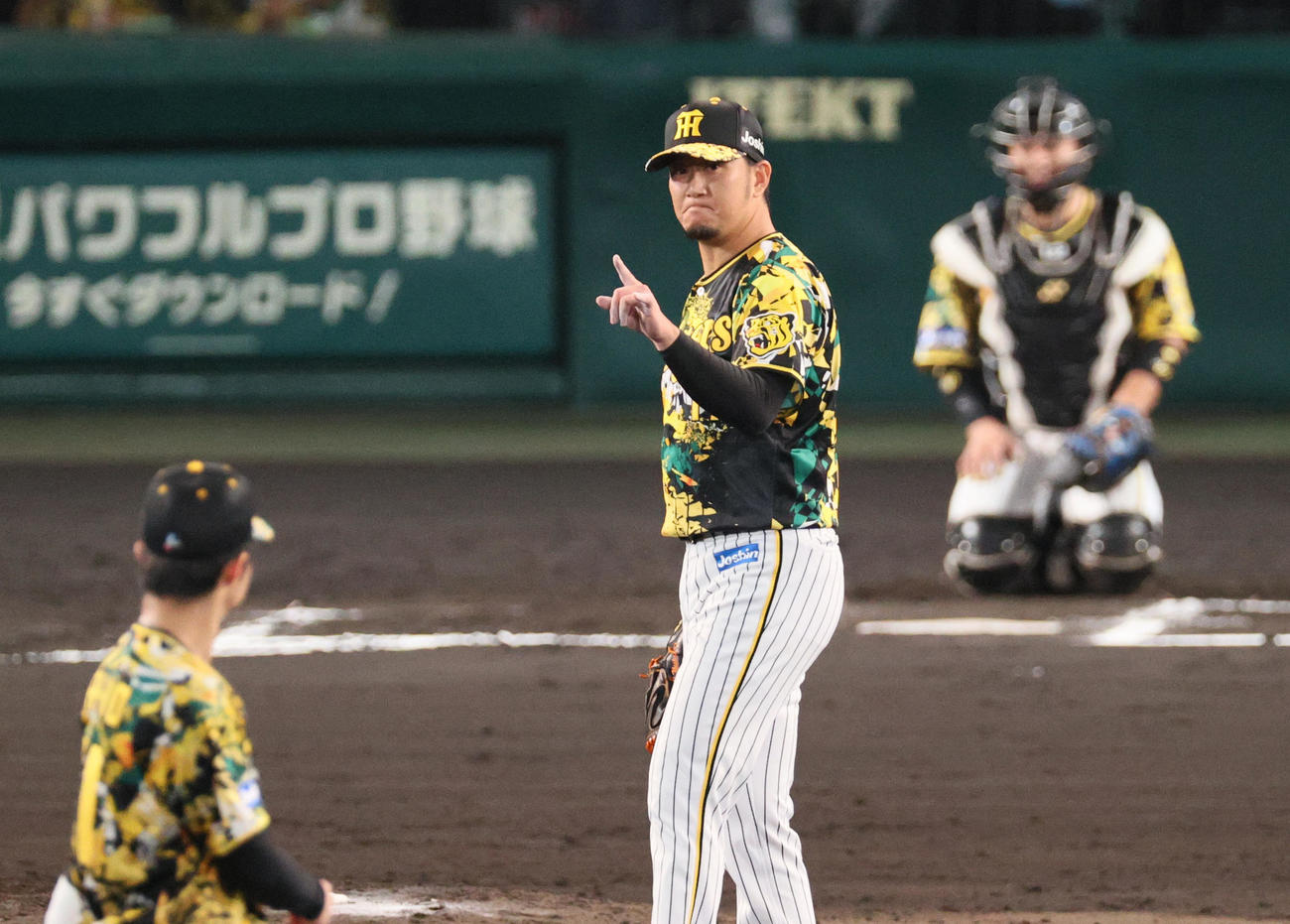 6回表巨人1死、岩貞（中央）は丸を右飛に仕留める（撮影・上山淳一）